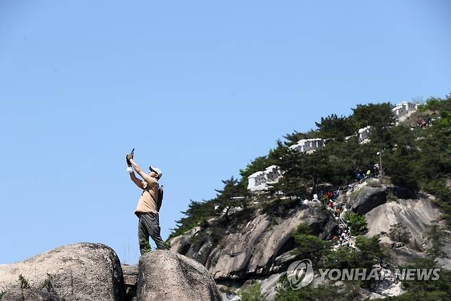 ‘푸른 하늘’ (서울=연합뉴스) 윤동진 기자 = 맑고 따뜻한 봄 날씨를 보인 25일 오후 시민들이 인왕산에서 즐거운 시간을 보내고 있다. 2021.4.25 mon@yna.co.kr