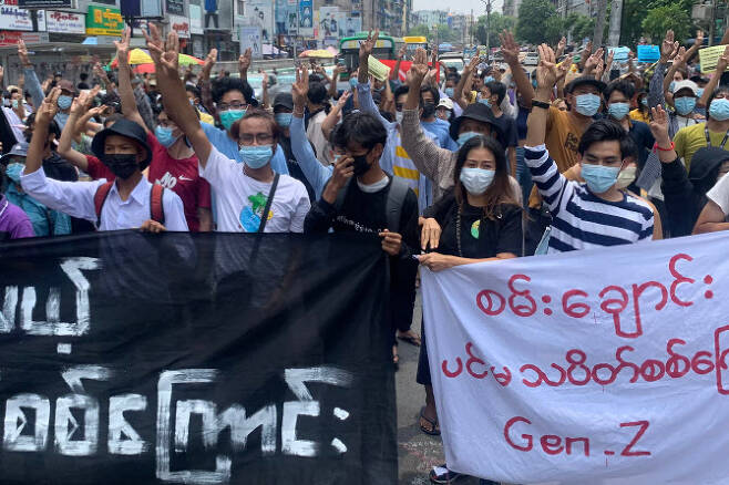 미얀마 양곤에서 미얀마 군부의 쿠데타에 반대하는 미얀마 시민들이 저항의 상징인 세개의 손가락을 들면서 시위에 나서고 있다. (사진=AFP제공)