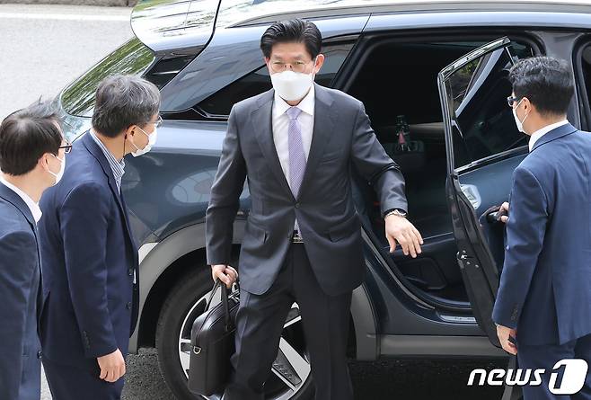 노형욱 국토교통부 장관 후보자가 22일 오전 경기 과천시 정부과천청사 서울지방국토관리청에 마련된 청문회 준비 사무실로 출근하고 있다. 2021.4.22/뉴스1 © News1 박정호 기자