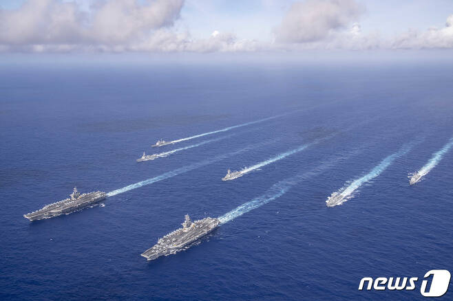 북한의 대남확성기 설치 등 한반도에서의 긴장이 고조되는 가운데 미해군이 지난 21일부터 항공모함 니미츠호(CVN-68·사진)와 시어도어 루스벨트호(CVN-71)를 제7함대 구역에 추가 배치했다고 밝혔다 사진은 필리핀해에서 작전 중인 미국 항공모함. (미해군 제공) 2020.6.23/뉴스1
