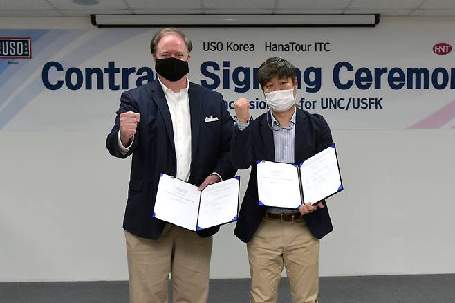 (왼쪽)이제우 하나투어 ITC 대표이사와 더글러스 볼탁 USO 코리아 지사장이 계약 서명을 마치고 기념촬영에 임하고 있는 모습.© 뉴스1