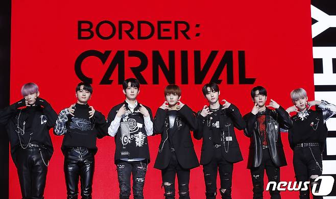 그룹 엔하이픈(ENHYPEN)이 26일 오후 서울 용산구 블루스퀘어에서 열린 두 번째 미니앨범 ‘BORDER : CARNIVAL’ 쇼케이스에 참석해 포즈를 취하고 있다. 왼쪽부터 니키, 제이, 희승, 정원, 성훈, 제이크, 선우. 2021.4.26/뉴스1 © News1 권현진 기자