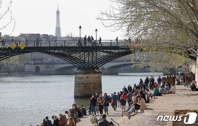 3일 오후(현지시간) 프랑스 파리 센 강변이 인파로 북적이고 있다. © News1 이준성 프리랜서기자