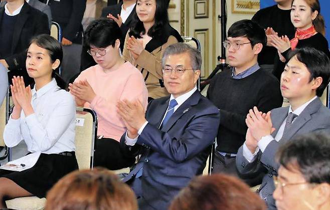 문재인 대통령이 2018년 청와대에서 열린 일자리위원회 회의에 참석해 청년 일자리 대책에 대한 각 부처 장관의 보고를 듣고 박수를 치고 있다.