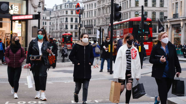 영국 런던 중심가를 오가는 행인들. /트위터 캡처
