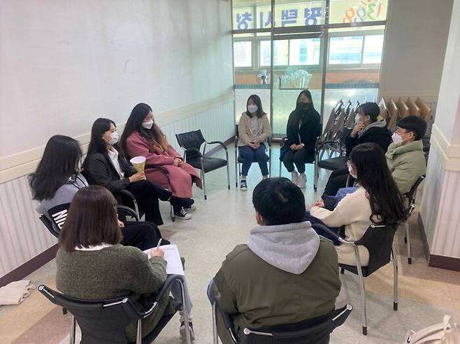 2020년 11월21일 평택시청소년상담복지센터에서 열린 또래상담자 실습 시간에 학생들이 토론하고 있다. 김희은 학생 제공