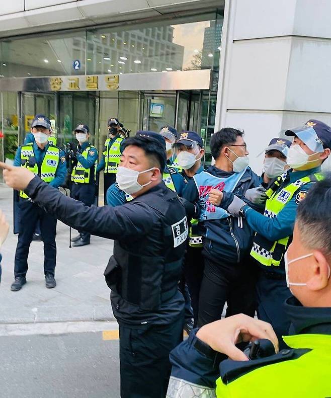 이용덕 아시아나케이오 공대위 공동집행위원장이 26일 서울고용노동청사를 방문해 복직 문제 해결을 촉구하다 경찰에 연행되고 있다. 아시아나케이오 해고노동자 복직을 위한 공동대책위 제공