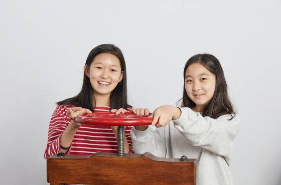 '재영책수선'을 운영하는 재영을 만나 책 수선가의 입장에서 책을 보는 방법을 경험하고, 책 수선 과정을 체험해 본 장채원(왼쪽)‧임선민 학생기자가 프레스 기계 앞에서 포즈를 취했다.