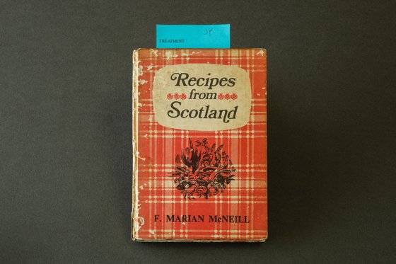 책등의 표면이 떨어진 스코틀랜드의 음식 레시피책이 재영의 손을 거쳐 말끔하게 고쳐졌다. ⓒ재영책수선