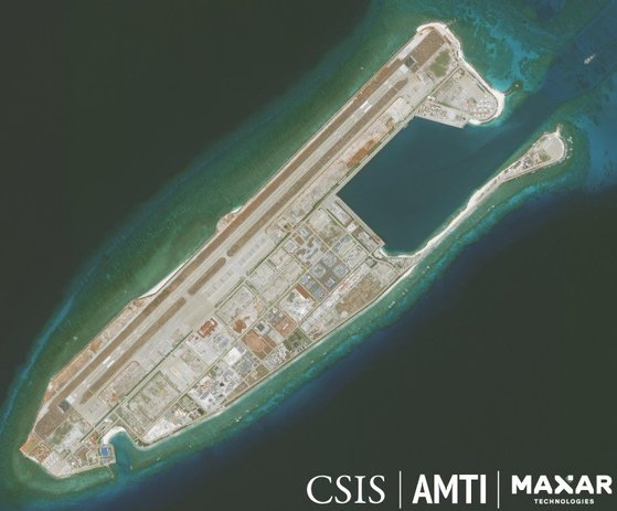 중국은 남중국해 피어리 크로스 리프(중국명 융수자오(永暑礁))에 활주로를 비롯 군사 시설을 지어놨다. 미국은 이 같은 중국의 조치에 반대 의사를 나타내기 위해 항행의 자유 작전을 펼치고 있다. CSIS