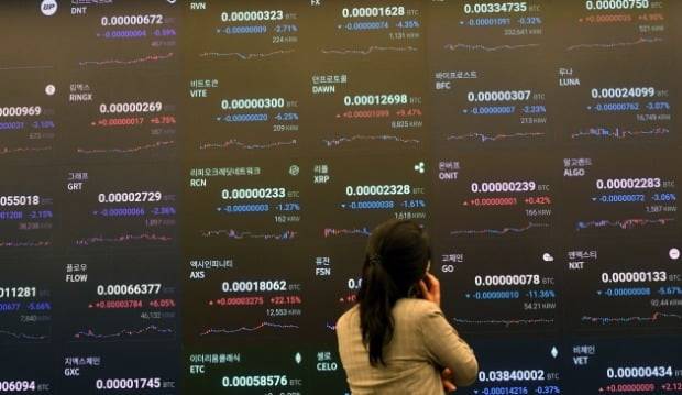 서울 강남구 역삼동 비트코인거래소 업비트에서 한 직원이 거래상황을 살펴보고 있다.(사진=신경훈 기자 khshin@hankyung.com)