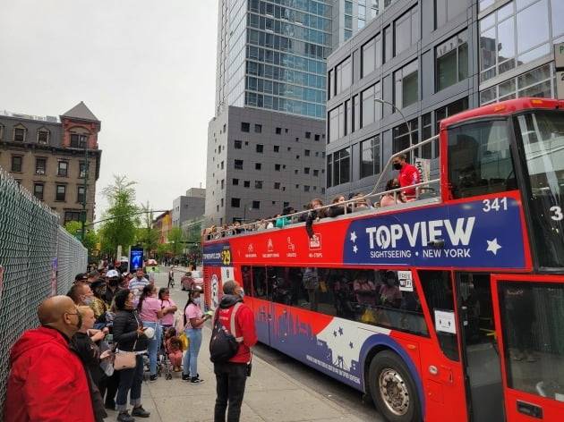 24일(현지시간) 미국 뉴욕 타임스퀘어 인근의 관광버스 정류장엔 탑승 대기자들이 무척 많았다. 뉴욕=조재길 특파원
