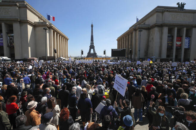 25일(현지시간) 프랑스 파리 트로카데로 광장에서 유대인 여성을 살인했지만 심신미약 상태였다는 이유로 기소가 기각된 것에 항의하는 시위가 열렸다. 파리|AP연합뉴스