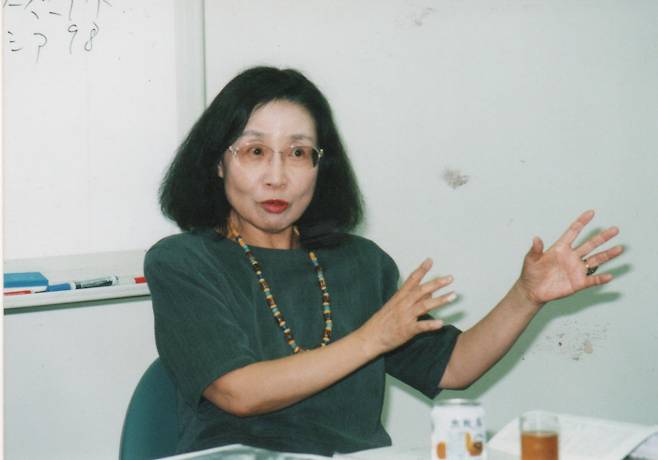 2001년 한 시민단체 강연회에서 발언 중인 마쓰이 야요리.