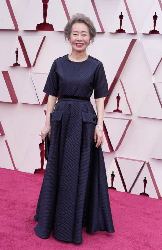 Youn Yuh-jung arrives at the 93rd Academy Awards in Los Angeles on Monday (Reuters-Yonhap)