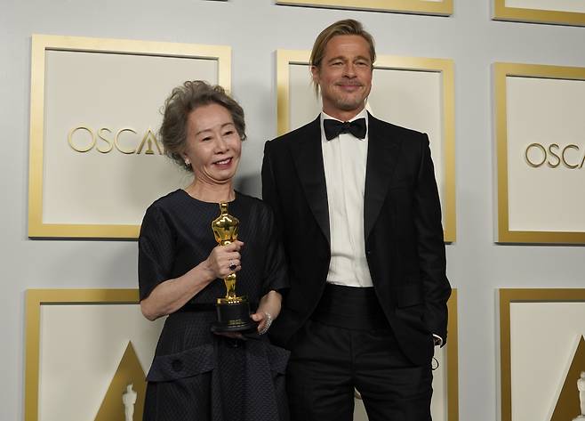 Brad Pitt, right, poses with Yuh-Jung Youn, winner of the award for best actress in a supporting role for "Minari," in the press room at the Oscars on Sunday, at Union Station in Los Angeles. (AP-Yonhap)