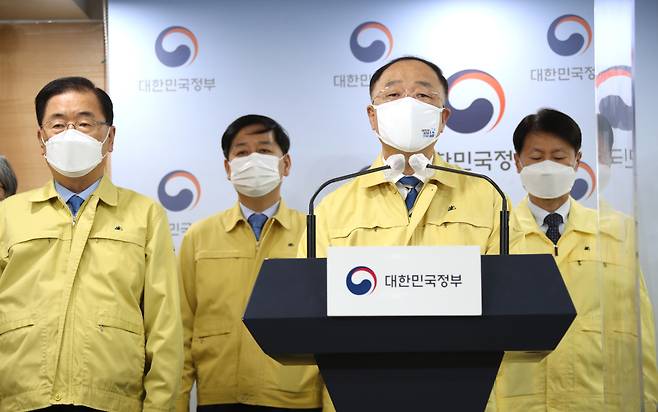 Acting Prime Minister Hong Nam-ki speaks Monday while delivering a public message on South Korea`s nationwide COVID-19 vaccination scheme. (Yonhap)