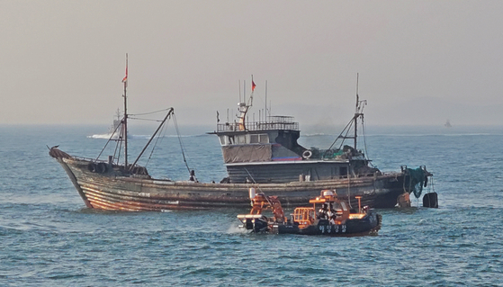 A South Korean Coast Guard vessel approaches a Chinese boat fishing illegally near Yeonpyeong Island on April 19. [YONHAP]