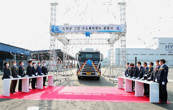 Dangjin Mayor Kim Hong-jang (fifth from left) and other participants press a button to celebrate the completed construction of the HyNet Dangjin Hydrogen Shipment Center, located within Hyundai Steel’s Dangjin factory in South Chungcheong. [YONHAP]