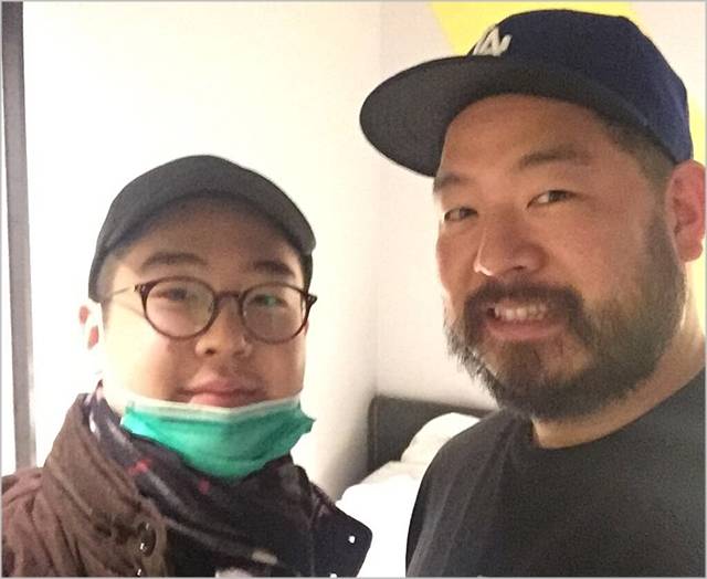 자유조선은 스페인 북한대사관 진입 사건이 공개된 이후인 2019년 5월 29일 홈페이지를 통해 김한솔(왼쪽)과 크리스토퍼 안이 함께 찍은 사진을 공개했다. 자유조선 회원이었던 크리스토퍼 안은, 김한솔의 아버지인 김정남이 북한의 사주를 받은 화학무기 공격으로 숨진 이틀 뒤였던 2017년 2월 15일부터 16일까지 36시간 동안 타이페이 공항에서 김한솔의 구출을 도왔다. 자유조선 홈페이지 캡처