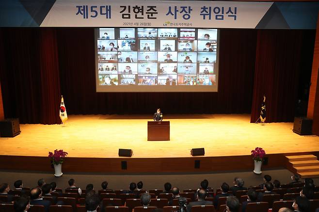 26일 경남 진주 한국토지주택공사(LH) 본사에서 김현준 LH 사장이 취임사를 하는 모습. [LH 제공]