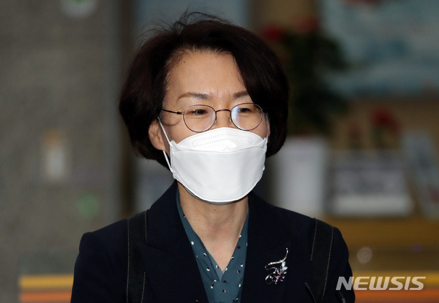 [서울=뉴시스]고승민 기자 = 임혜숙 과학기술정보통신부 장관 후보자가 19일 인사청문회 준비 사무실이 마련된 서울 광화문우체국 빌딩으로 출근하며 취재진 질문에 답하고 있다. 2021.4.19. kkssmm99@newsis.com