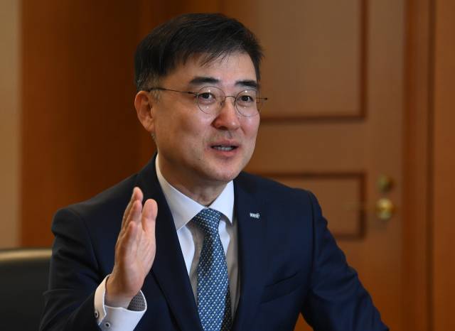 20일 서울 여의도 한국거래소에서 손병두 이사장이 본지와 인터뷰를 갖고 있다./성형주기자 2021.04.20