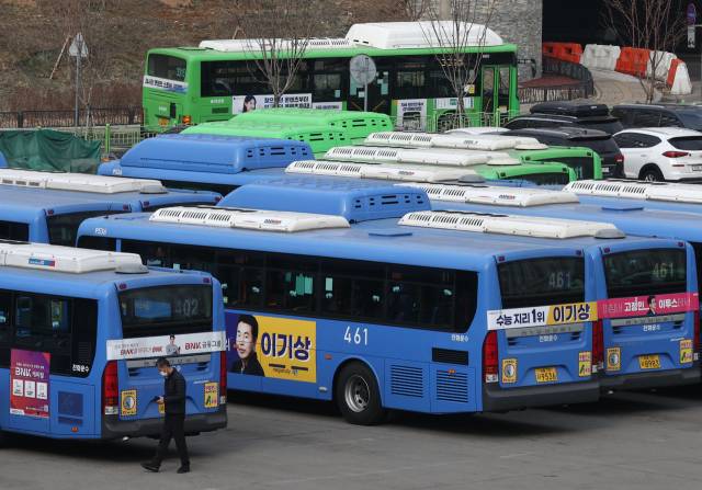 서울의 한 공영 차고지에 시내버스들이 줄지어 서 있다./연합뉴스