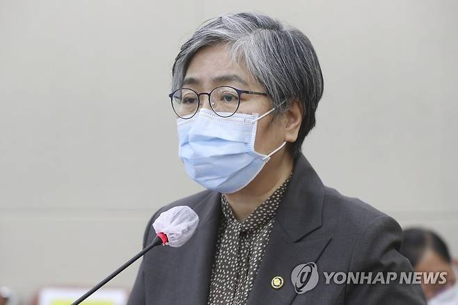 업무보고하는 정은경 질병관리청장 (서울=연합뉴스) 하사헌 기자 = 정은경 질병관리청장이 26일 오후 서울 여의도 국회에서 열린 보건복지위원회 전체회의에서 업무보고하고 있다. toadboy@yna.co.kr