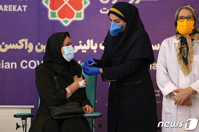 이란 수도 테헤란에서 코로나19 백신 접종이 이뤄지고 있다. © AFP=뉴스1