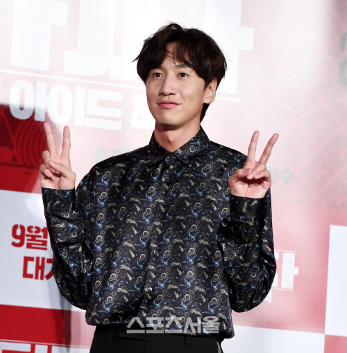 Actor Lee Kwang-soo leaves Running Man: Its been 11 yearsOn the 27th, King Kong by Starship announced that Lee Kwang-soo will get off at Running Man after recording on May 24th.As for the reason, I was undergoing continuous rehabilitation treatment due to injuries caused by the accident last year, but there were some parts that were difficult to maintain the best condition when shooting.After the accident, I decided to have time to reorganize my body and mind after a long discussion with the members, the production team, and the agency. It was not easy to decide to get off because it was a program that had a short period of 11 years, but I decided that it was necessary to have physical time to show better things in future activities.Lee Kwang-soo is the cornerstone of the popularity of Running Man as a first-year member who has been active since Running Man first broadcast on July 11, 2010.Lee Kwang-soo was also able to receive great love from all over Asia.It has built its own color, such as a big key, a unique character character, and an icon of betrayal, and captivated overseas fans.The nicknames Girin and Asia Prince also emerged as Korean Wave stars.It was not only the entertainment that stood out.I have become a Running Man and have taken a snow stamp as an actor with the movie All of my wife, My Little Hero, Its okay, Im Love, tvN Dee My Friends and tvN Live.Lee Kwang-soo grew up with Running Man so that he could not say Running Man in entertainment activities.Lee Kwang-soos vacancy seems to be quite big for the time being, as he has been making the best memories and the best chemistry with his members for 11 years.Fans are sending messages of regret and support, such as I was happy because of it, I respect the decision, and I laughed every time I was struggling. Thank you.