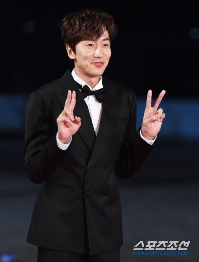 Lee Kwang-soo, who has been a member of the first year for 11 years, leaves Running Man.Lee Kwang-soos agency, King Kongby Starship, said on May 27, Lee Kwang-soo will announce that he will be disjointed at SBS Running Man on May 24th. Lee Kwang-soo was undergoing steady rehabilitation treatment due to injuries caused by last years incident, but there were some difficult parts to maintain the best condition.Since the Acident, I have decided to have time to reorganize my body and mind after a long discussion with members, production crews and agency. It wasnt easy to decide that the program was disjoint in the Yi Gi, which had been in a short period of eleven years, but I decided that it would take some physical time to show better things in future activities.I sincerely thank you for your interest and love for Lee Kwang-soo through Running Man, and Lee Kwang-soo will greet you with a healthy and bright look. Lee Kwang-soo made his debut through CF in 2007 and then announced his name and face simultaneously through the sitcom High Kick Through the Roof.He joined the first broadcast Running Man in 2010 and was loved by viewers for 11 years as a Girlin character. He built his own character and became a leader of Asian Prince.Thanks to this, it is no exaggeration to say that Running Man has created the popularity of it.After Lee Kwang-soos disjoint news was reported, viewers are responding to his disjoint by responding I want to believe it is not true.Lee Kwang-soo was absent from the Running Man filming, including an ankle surgery in February last year when he was traffic-accident.Since it was Running Man that I had been with for 11 years, I was constantly sorry after the announcement that I could not be together for the time being. I returned to the crutches in a month and returned to the love of viewers.However, the aftereffects of Acident were great, and eventually left Running Man to have time for reorganization.Lee Kwang-soo specializes in official position.Hello, King Kong by Starship.Actor Lee Kwang-soo will announce that he will be disjointed on SBS <Running Man> for the last time on May 24th (Month).Lee Kwang-soo was undergoing steady rehabilitation treatment due to injuries caused by Acid last year, but there were some parts that were difficult to maintain the best condition when shooting.Since the Acident, I have decided to have time to reorganize my body and mind after a long discussion with members, production crew, and agency.It was not easy to decide that the program Yi Gi, who had been in a short period of 11 years, was disjoint, but I decided that it would take physical time to show better things in future activities.I would like to express my sincere gratitude to Lee Kwang-soo for his interest and love through the Running Man. I will greet Lee Kwang-soo in a healthy and bright manner.Thank you.