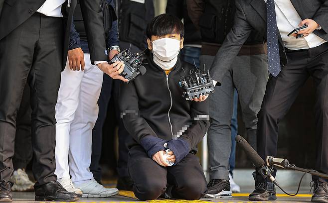 서울 노원구 아파트에서 '세 모녀'를 살해한 혐의를 받는 김태현이 9일 도봉경찰서 앞에서 무릎을 꿇고 입장을 밝히고 있다./연합