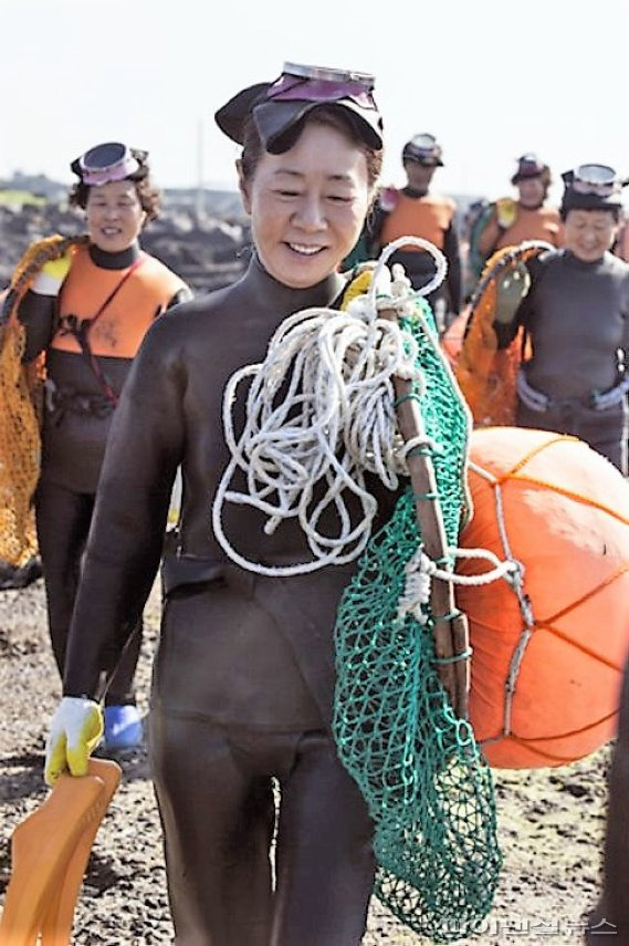 영화 '계춘할망'에서 할머니 계춘으로 분해 부상 투혼을 펼친 배우 윤여정. [계춘할망 스틸]/사진=fnDB