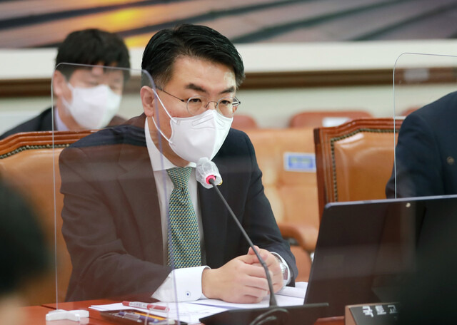 윤성원 국토교통부 장관 직무대행이 27일 서울 여의도 국회에서 열린 국토교통위원회 전체회의에 출석해 의원들의 질의에 답하고 있다. 연합뉴스