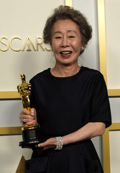 South Korean actor Youn Yuh-jung, winner of the award for best supporting actress for her role as Soon-ja in \"Minari,\" poses with her Oscar in the press room at the Oscars on Sunday, at Union Station in Los Angeles, California. (Yonhap News)