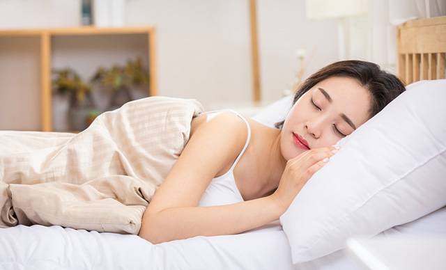 코골이가 심한 사람은 수면무호흡증 증상 완화를 위해 옆으로 누워 자는 자세를 추천한다./사진=클립아트코리아