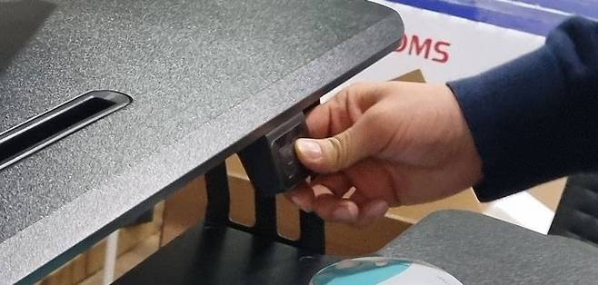 전동 높낮이 조절 기능을 위한 전면 버튼
