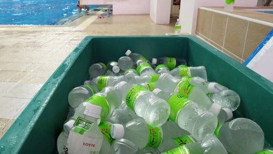 아이스팩은 분리수거가 어렵고 보냉제가 미세플라스틱을 만든다는 지적이 이어지자, 일부 쇼핑몰은 생수를 얼려 아이스팩 대용으로 사용하기도 한다. 사진은 기사와 직접적 관련이 없음. 연합뉴스