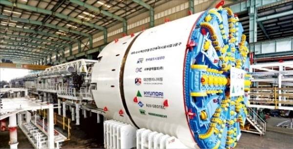 터널을 뚫는데 쓰는 굴착기. 땅이나 암석을 파내는 일은 '굴삭기'와 비슷하지만 작업 환경, 용도, 생김새가 크게 다르다. 한경DB