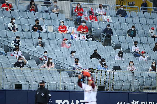 Spectators are seated in a socially distanced fashion at a Seoul baseball stadium on Sunday. (Yonhap)