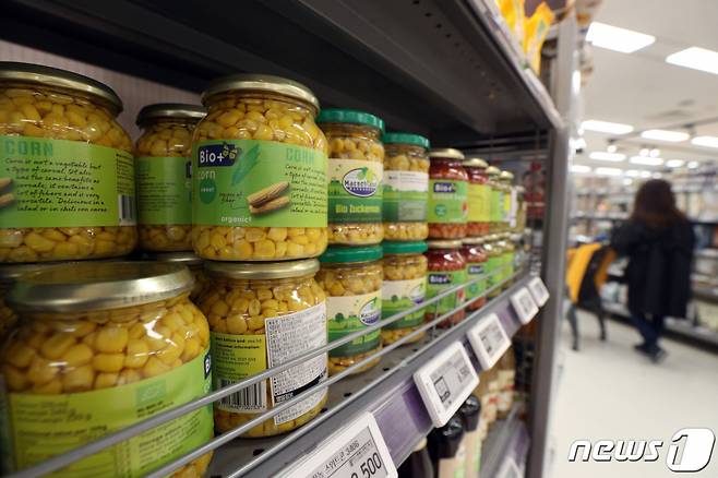 (서울=뉴스1) 황기선 기자 = 6일 서울시내 한 대형마트에 수입곡물을 원료로 하는 옥수수 통조림 등이 진열돼 있다. 이날 한국농촌경제연구원에 따르면 농업관측본부 '국제곡물' 4월호에서 2분기 곡물 수입단가가 식용 109.4포인트(한국 수입가·원화 기준), 사료용 107.6포인트로 전 분기 대비 각 8.9%와 8.1% 상승할 것으로 전망했다. 2021.4.6/뉴스1
