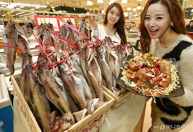 롯데마트가 러시아 오호츠크/베링 청정해역에서 잡은 명태를 반 건조시킨 겨울 별미 코다리를 시중가 보다 20% 가량 저렴한 8,900원(10마리)에 판매하고 있다.  /사진=이동훈 기자 photoguy@