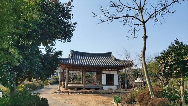 영암 연주현씨 사직공파의 죽림정. 숙종이 하사한 회화나무가 있다. [남도일보]