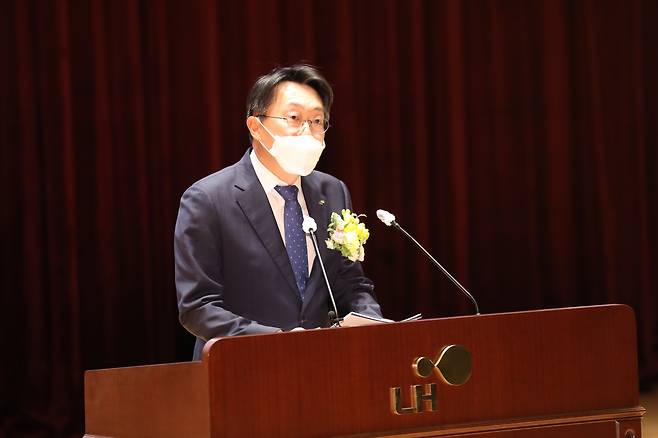 지난 26일 경남 진주 한국토지주택공사(LH) 본사에서 김현준 LH 사장이 취임사를 하는 모습. [LH 제공]