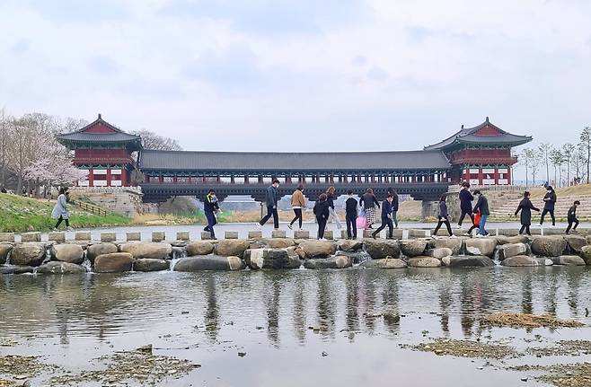 동궁월지에서 출발한 ‘발천’이 계림을 거쳐 남천과 합류했을 것으로 추정되는 월정교 인근. 발천은 박혁거세의 부인 알영이 태어나자 몸을 씻겼는데, 닭부리 같은 것이 제거(撥)됐기에 붙여진 이름이다.