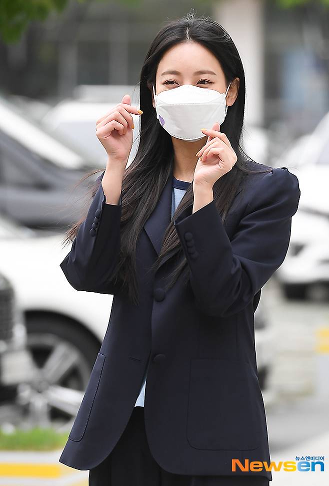 Actor Oh Yeon-seo is entering the SBS Mok-dong office building in Yangcheon-gu, Seoul for the schedule of SBS Power FM Choi Hwa-jungs Power Time on the afternoon of April 27th.