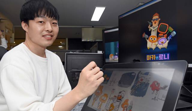 애니메이션 ‘마카 앤 로니’의 우경민 감독이 22일 서울경제와의 인터뷰에 앞서 포즈를 취하고 있다. /이호재기자