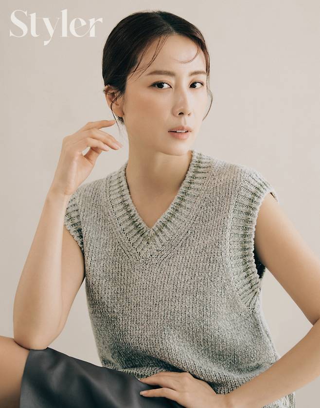 Actor Hong Eun Hee has released a picture that shows off various charms.Hong Eun Hee showed a picture of a pictorial artisan in a cover photo of the May issue of the magazine Styler on the 27th.Hong Eun Hee, who succeeded in returning to the A house theater in three years with KBS2 TV WeekendDrama OK Photon, returned to the picture goddess this time.Hong Eun Hee, who decorated the cover of the May issue of Styler Magazine, draws attention by drawing a picture with a complete charm with another charm than the character in Drama.In this picture, he shows off his chameleon-like aspect by digesting a completely different styling from Nomcore look to Dandy look and Obafemi Martins look with his own personality.In particular, unlike the colorful appearance of the rather selfish princess and Lee Kwang-nam in the OK Photo Sister, his minimal and simple styling is also gorgeous, which gives a glimpse of the infinite charm of Hong Eun Hee.First, Hong Eun Hee draws a nom core look with knit best and Bermuda pants chic and alluring, while the Obafemi Martins look of black knit top dress and long boots is full of lovely atmosphere contrasting with previous cuts.In addition, his appearance, which includes the dandy look of the white overfit jacket with elegance, shows a fashionista that expresses any fashion in his own color.Hong Eun Hee told the media that he returned to Drama with OK photon.Hong Eun Hee said, I wanted to end a long gap (until I decided on my work) and half of the pressure that I should not press my work.As a result, I think I did a really good job. Every time I get a script, I am surprised by the completeness of the text. He expressed his sincere affection for the long agony of choosing the work, and at the same time showed his special affection.Hong Eun Hee, who has succeeded in returning to the A house theater and announced the birth of a new Weekend Queen, is expanding its activities with various activities.Meanwhile, KBS2 TVs OK Photon starring Hong Eun Hee airs every Saturday and Sunday at 7:55 p.m. dB