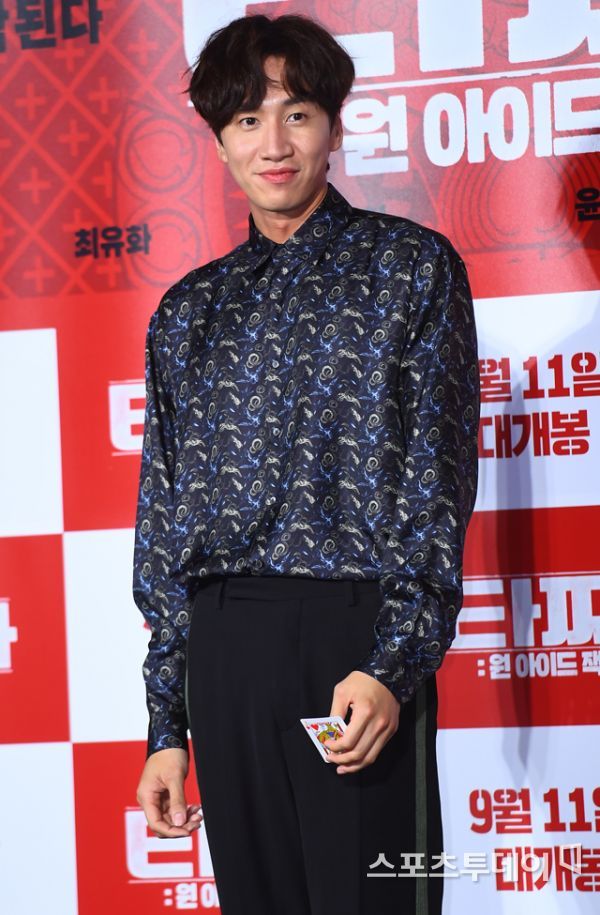 Actor Lee Kwang-soo will leave the Running Man he has been in for 11 years. He will have difficulty maintaining his condition after the accident and will reorganize.On the 27th, SBS entertainment program Running Man said, The members of Running Man and the production team have been discussing with Lee Kwang-soo about getting off the program and decided to respect Lee Kwang-soos intention to disjoint.Lee Kwang-soo went through the rehabilitation process of his legs after a traffic accident last year, and he was in the process of rehabilitation and rehabilitation treatment and shooting Running Man with affection and responsibility for Running Man even though he was not in the best condition. Despite Lee Kwang-soos efforts, it was difficult to do it together. He said.Members and crew wanted to be with Lee Kwang-soo for a long time in Running Man, but Lee Kwang-soos opinion as a Running Man member was also important.I was sadly happy to have a beautiful farewell, but I would like to ask Lee Kwang-soo, who made a hard decision, to warmly support and encourage viewers. Finally, The members of Running Man and the crew will also support Eternal Member Lee Kwang-soo. A SBS official said, We have not discussed Lee Kwang-soos successor yet.We will broadcast with the members without change for the time being. Lee Kwang-soos agency, King Kong by-Starship, also expressed regret.Lee Kwang-soo was undergoing a steady rehabilitation treatment due to injuries caused by an accident last year, but there were some parts that were difficult to maintain the best condition when shooting, he said. After the accident, I decided to have time to reorganize my body and mind. It was not easy to decide to disjoint because it was a program that had a short period of 11 years, but I decided that it would take physical time to show better things in future activities.According to his agency, Lee Kwang-soos last Running Man recording is May 24th.Lee Kwang-soo suffered an ankle injury in a traffic accident last February, which led to the Running Man getting off.Due to the nature of the Running Man program, it seems that the burden of appearing has been put on the appearance as much as running or using the body.Lee Kwang-soo left the program after 11 years. Lee Kwang-soo won many of his long-term programs.He received the 2010 SBS Entertainment News Award, the 2011 Variety Award, the 2013 Friendship Award, the 2014 Variety Award, the 2016 Variety Award, the 2017 Best Couple Award, the 2018 Popular Award, and the 2019 SNS Star Award.Lee Kwang-soo also made love through Running Man. Lee Kwang-soo is currently in public relationship with actor Lee Sun-bin. They said that the relationship continued in Running Man.Lee Kwang-soos Asian popularity is also one of the things he got from Running Man. Lee Kwang-soo is called Asian Prince and has gained huge popularity in Vietnam, China and Thailand.Thanks to his popularity, he has also taken various CFs in Vietnam, China, etc. As Lee Kwang-soo is popular, fans are also expressing their regrets about getting off.